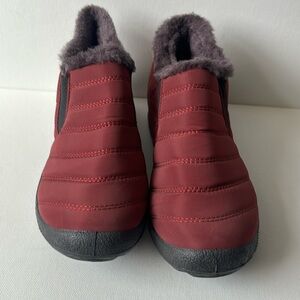 Brand unknown. Size 39. Burgundy, lined boots.